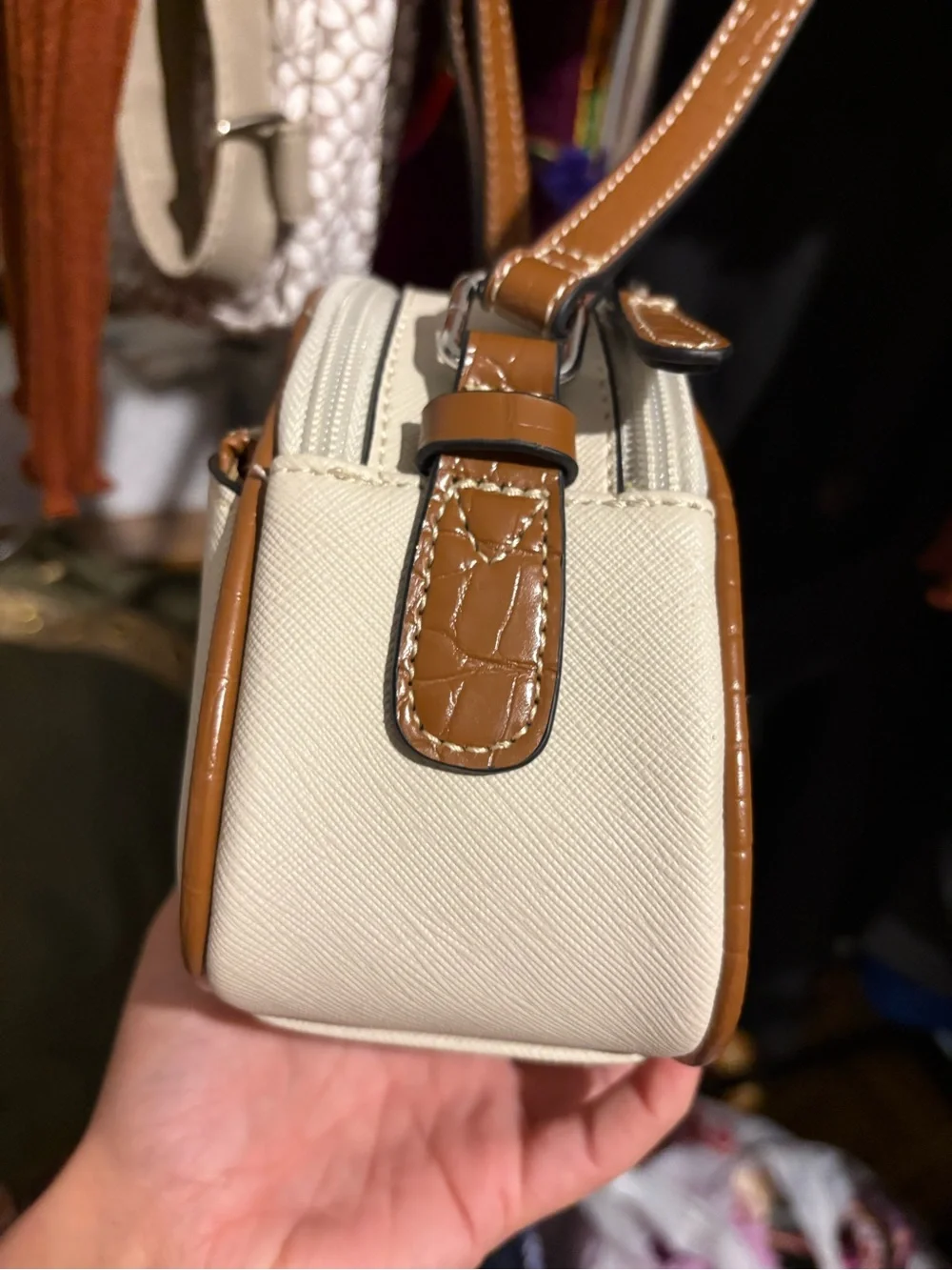 Gianni Bernini Stylish Crossbody Cream & Light Brown w/ Embossing Camera Bag - Picture 8 of 12